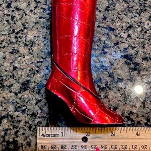 Super cute red boot with nail set